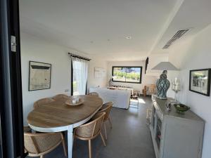 eine Küche und ein Esszimmer mit einem Tisch und Stühlen in der Unterkunft Casa Isabelle Caials in Cadaqués