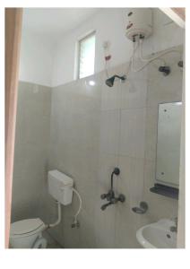 La salle de bains est pourvue de toilettes et d'un lavabo. dans l'établissement Goroomgo D2 Holiday inn Near Sea Beach, à Purî
