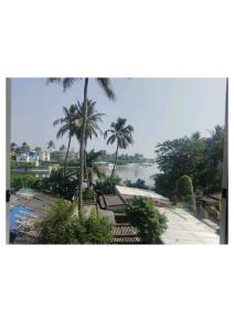 - une vue sur une étendue d'eau bordée de palmiers dans l'établissement Goroomgo D2 Holiday inn Near Sea Beach, à Purî