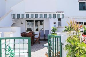 une terrasse avec un auvent vert et blanc. dans l'établissement A Casa di Doralucia - Comfort a Santa Maria di Leuca, à Leuca
