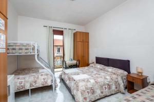 1 Schlafzimmer mit 2 Betten und 1 Etagenbett in der Unterkunft Grotta di Rita in Turin