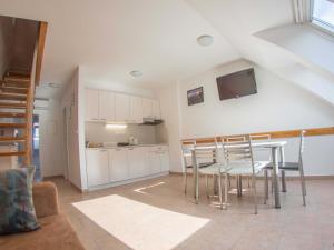 - une cuisine et une salle à manger avec une table et des chaises dans l'établissement Apartment Šmon, à Kranjska Gora