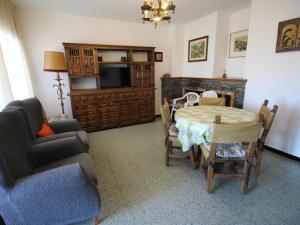 Kuchyňa alebo kuchynka v ubytovaní Apartamento con gran terraza y vistas panorámicas, a 300 m de la playa. - ES-228-45