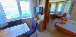 Gasthof mit Seeterasse & Appartements Zur Landeroith的电视和/或娱乐中心
