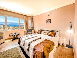 um quarto com uma cama grande e uma mesa em Apart Villa Asoa em Kalkan