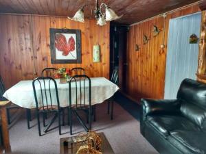 a dining room with a table and two chairs at Arriendo casa Verano Pucón in Pucón