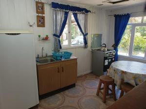 a kitchen with a sink and a table with at Arriendo casa Verano Pucón in Pucón +1 photo