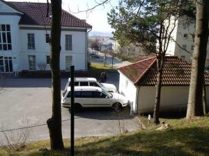 um carro branco estacionado numa garagem ao lado de uma casa em Ferienwohnung SE-BE- WE 2 em Ostseebad Sellin