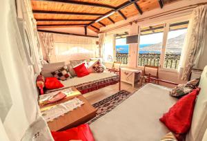 ein Wohnzimmer mit 2 Betten und einem großen Fenster in der Unterkunft Apart Villa Asoa in Kalkan