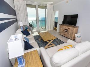 ナバーにあるThe Pearl of Navarre #1102 - Beach Life Paradiseのリビングルーム(白いソファ、テレビ付)