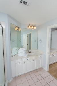 ナバーにあるThe Pearl of Navarre #1102 - Beach Life Paradiseの洗面台と鏡のあるバスルーム