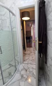 Um banheiro em Lux Apartments With Pool Dex