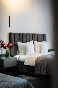德瓦的住宿－Eco Friendly，一间卧室配有两张带白色枕头的床