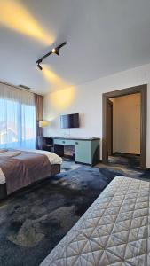 una camera d'albergo con letto e scrivania di Eco Friendly a Deva