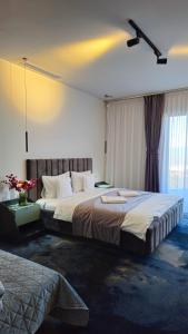 Habitación de hotel con 2 camas y ventana en Eco Friendly en Deva