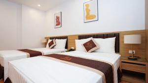 Postel nebo postele na pokoji v ubytování Lam Anh Hotel 3 Ngoại Giao Đoàn BT5-16