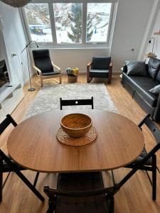 een houten tafel met een kom erop in de woonkamer bij Apartamento Astun in Astun 