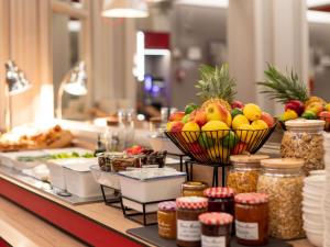 - un buffet avec des bols de fruits et d'autres aliments dans l'établissement ibis Lyon Centre Perrache, à Lyon