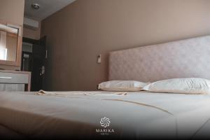 um quarto com uma cama com duas almofadas em Hotel Marika em Golem