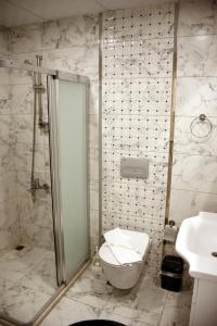 a bathroom with a shower with a toilet and a sink at Kaya city rezidans in Nevşehir
