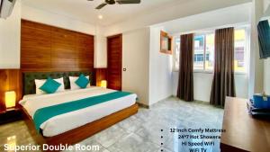 1 dormitorio con 1 cama grande en una habitación en Bonfire Hostels Rishikesh, en Rishīkesh