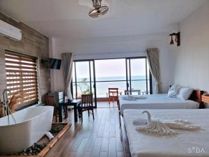 Postel nebo postele na pokoji v ubytování Butterfly Rose Beach Resort Phú Quốc Francophone