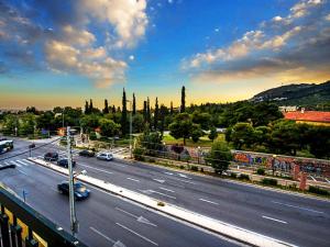 een uitzicht op een snelweg met auto's op de weg bij Aegli Hotel in Athene
