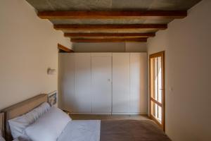 Postel nebo postele na pokoji v ubytování Avdos' olive house - land tales