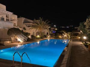Bazén v ubytování Mykonian Style w Shared Pool Houses & Nighttime Security Guard nebo v jeho okolí