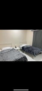 Een bed of bedden in een kamer bij البندرية