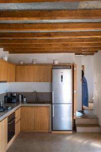 A kitchen or kitchenette at Avdos' olive house - land tales