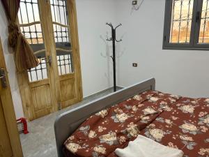 ミドゥンにあるVilla luxe calme djerbaのベッドルーム1室(ベッド1台付)、窓付きのドアが備わります。