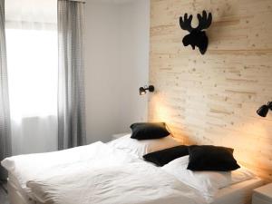 - une chambre avec 2 lits et un mur en briques dans l'établissement Ferienhaus Nr 47, Kategorie Premium, Feriendorf Hochbergle, Allgäu, à Bichel