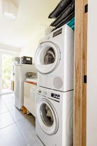 lavadero con 2 lavadora y secadora en The Hadewijch - room nearby centre Bruges en Bruges