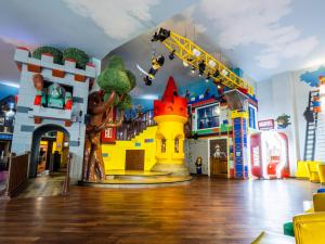 a room with a lego play room with a lego lego tower at LEGOLAND(R) Windsor Resort in Windsor