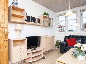 Televízia a/alebo spoločenská miestnosť v ubytovaní 12 person holiday home in Fan