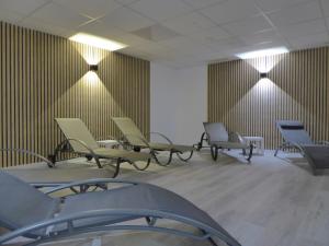 poczekalnia z krzesłami i światłami na ścianie w obiekcie Glamory Winterberg Ferienwohnung Pool Sauna Wifi 6 Personen near Lift Balkon PS4 w mieście Winterberg