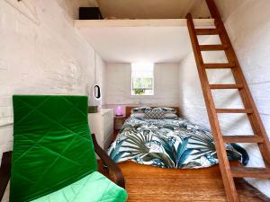 1 dormitorio con litera y escalera en Zion en Sídney