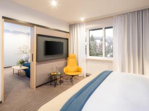 ヴェルケー・カルロヴィツェにあるSpa hotel Lanternaのベッドとテレビ付きのホテルルーム