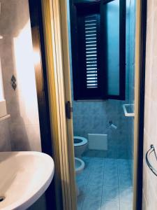uma casa de banho com um WC e um lavatório em Villetta Bianca em Torre dell'Orso