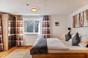 una camera da letto con un letto e una finestra di Apart Erna a See