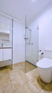 een badkamer met een toilet en een glazen douche bij Two beds Premier Guest Suite in Castle Hill