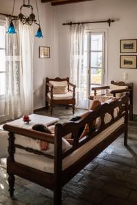 Agios RomanosにあるRomano garden house - land talesの相部屋のベッドに横たわる女