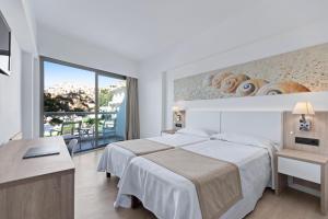 Кровать или кровати в номере THB Cala Lliteras - Adults Only