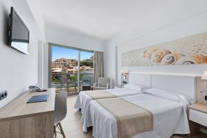 Кровать или кровати в номере THB Cala Lliteras - Adults Only