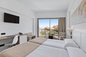 Кровать или кровати в номере THB Cala Lliteras - Adults Only