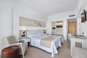 Кровать или кровати в номере THB Cala Lliteras - Adults Only
