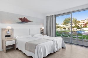 Кровать или кровати в номере THB Cala Lliteras - Adults Only