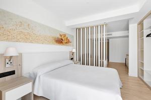 Кровать или кровати в номере THB Cala Lliteras - Adults Only