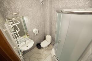 Koupelna v ubytování Coin Hotel + 37 fotografií